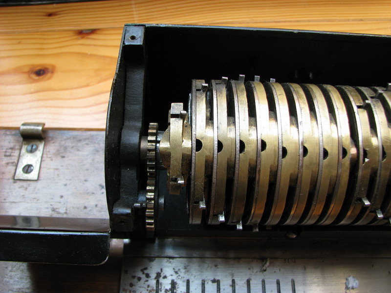 Cris' site on antique mechanical four-function calculators